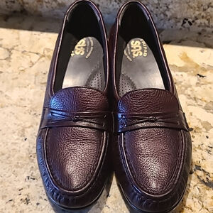 SAS women's Loafers. Sz9.5 in Excellent condition. Antique wine (#1588)